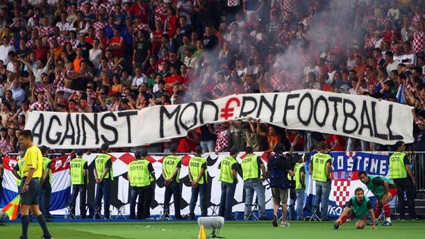 against modern football natpis